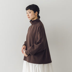 くらすこと +to 大人の定番、ハイネックプルオーバー