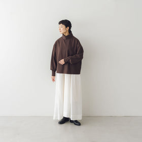 くらすこと +to 大人の定番、ハイネックプルオーバー