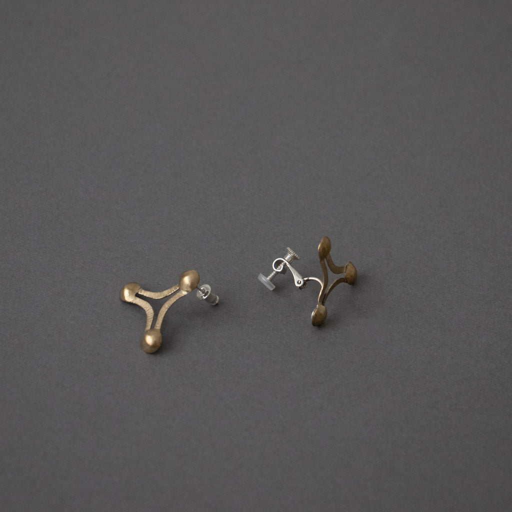 BRASSYARD ピアス／イヤリング tri（片耳）［期間限定販売］