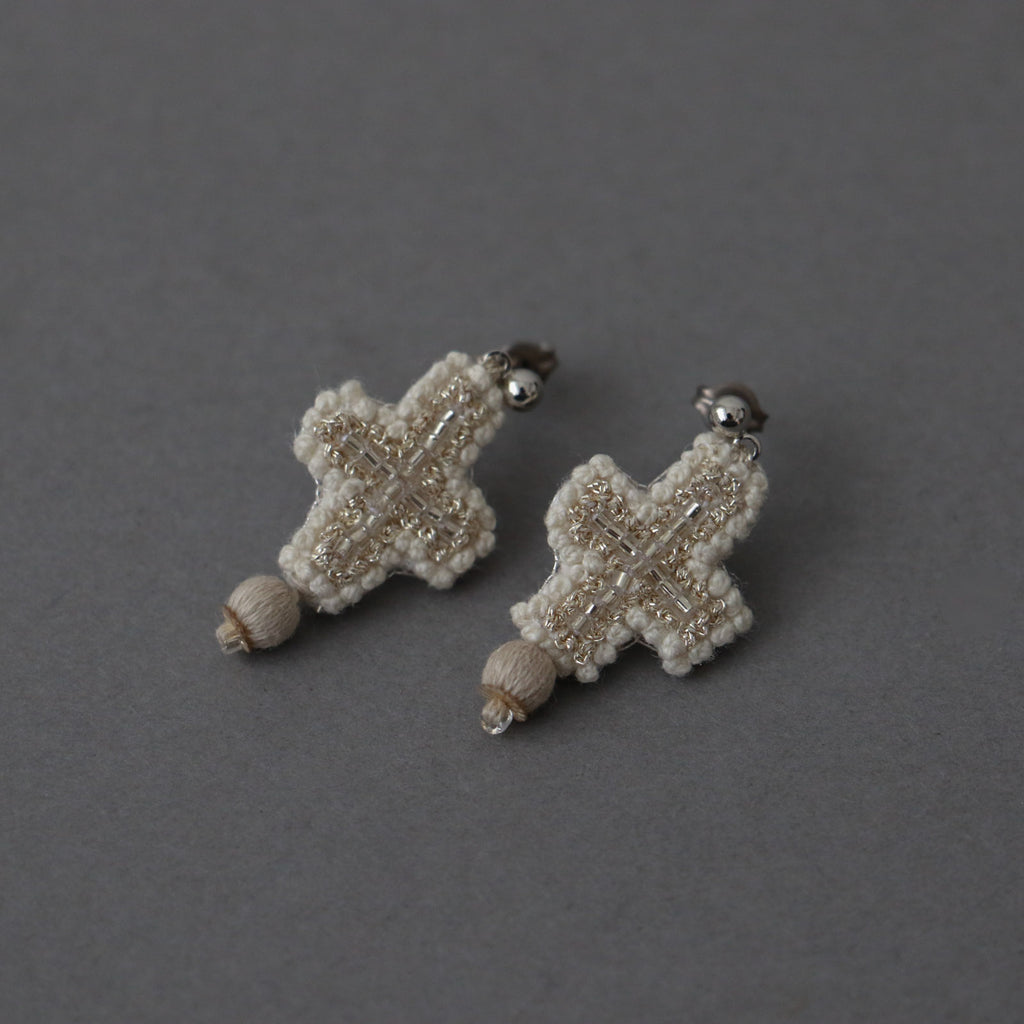 ピアス B（ベージュの糸玉）